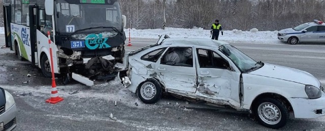 В Омске произошла авария с участием пассажирского автобуса